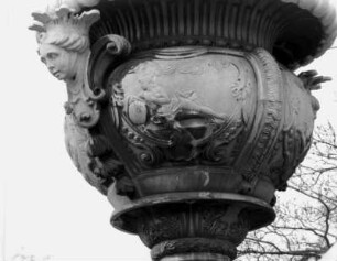 Dresden-Altstadt. Prunkvase (A. Corradini) mit der Darstellung der vier Jahreszeiten, stadtseitiger Eingang der Hauptallee im Großen Garten