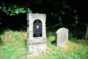 jüdischer Friedhof, Grabstein mit schwarzer Schriftplatte