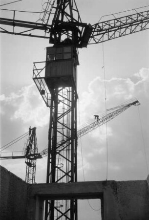 Dresden. Montagearbeiten an Turmdrehkränen