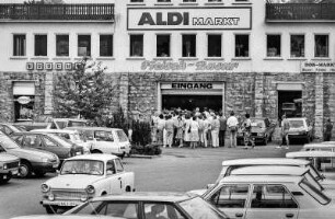 Ex-DDR Bürger in westdeutschen grenznahen Städten, 8. + 9. August 1990. ALDI MArkt mit Parkplatz in Eschwege