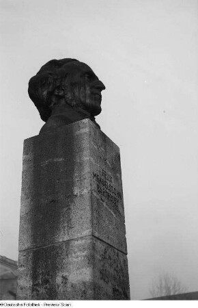 Bronzebüste Felix Mendelssohn Bartholdys auf einer Stele vor dem Gewandhaus