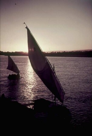 Reisefotos. Sonnenuntergang. Blick von einem Schiff auf zwei Segler
