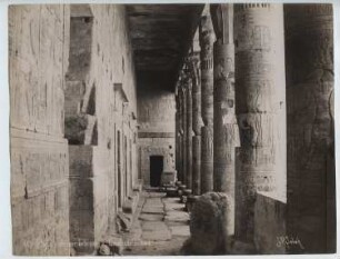 Tempel der Isis, Philae: Ansicht, nördliche Säulenkolonnade (Dromos) vor dem Ersten Pylon