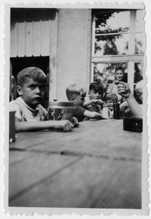 Kinder beim Mittagessen während eines Ausflugs