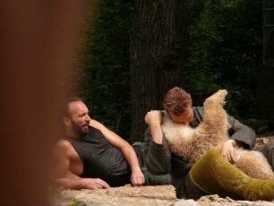 Berliner Zoo, der kleine Eisbär Knut kämpft mit seinen Pflegern, links Pfleger Thomas Dörflein