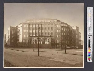 Volksschule an der Ahrensburger Straße : [Außenansicht] ; Rückseite