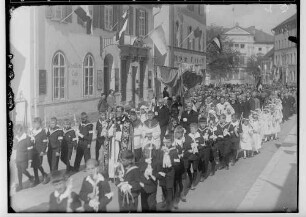 Fidelisfest in Sigmaringen 1934; Prozession in der Antonstraße, am linken Bildrand Cafe Stumpp, im Hintergrund Prinzenpalais; im Mittelpunkt Monstranz
