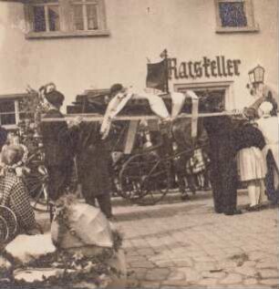 Elbschiffer, Meißen, vor dem Ratkeller, Schiffer im Festzug der Arbeit, zwei Schiffer tragen ein Kahnmodell