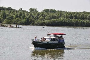 Ungarisches Donauufer bei Budapest - Boote : Das ungarische Donauufer zwischen Esztergom und Budapest, fotografiert am 13. Juni 2011 von Bord eines stromabwärts fahrenden Donauschiffes aufgenommen
