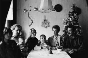 Familie M. (Frau M. Krankenschwester, Tochter Krankenschwesterlehrling, Sohn Berufskraftfahrer) am Eßtisch