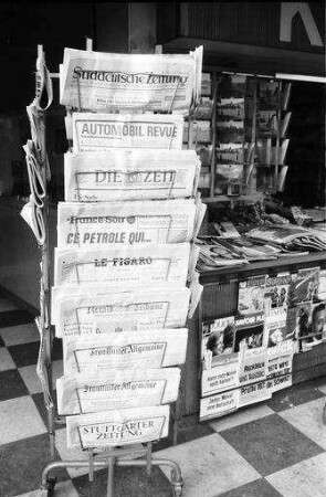 Basel: Zeitungskiosk mit schweizerischen und deutschen Zeitungen