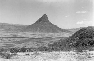 Amba Saim : Der Berg Amba Saim bei Senafe von Westen aus.