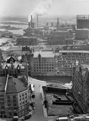 Hamburg. Stadtansicht. Im Vordergrund das Zolllamt. Im Hintergrund das GW Grasbrook