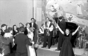 Madrid (Spanien): Hotel; Lola Bobesco improvesiert mit den Orchestermitgliedern