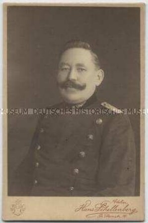 Eisenbahnschaffner in Uniform