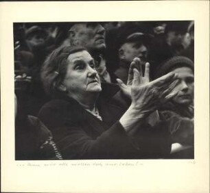 Atomwaffengegnerin bei einer Demonstration am 17. April 1958 vor dem Hamburger Rathaus
