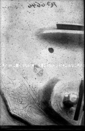 Helm aus der Fico-Gruppe (Riefelharnisch), Detail