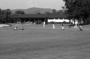 Kirchzarten: Golfplatz, Clubhaus, Vordergrund Golfspieler