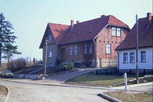 Wohnhaus und Straße