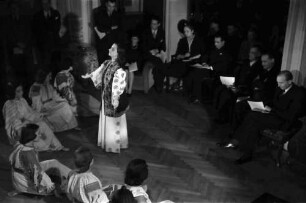 Bukarest: Rumänisches Adventsspiel, Reigen von Mitgliedern der Deutschen Botschaft