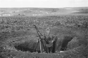Zweiter Weltkrieg. Frontbilder. Sowjetunion. Angehöriger der deutschen Wehrmacht mit Maschinengewehr in einem Schützenloch
