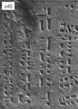 Grabstein 118 (Index: 99786791) Zustand: Stein zur Hälfte eingesunken, kleine Teile abgebröckelt Maße HxBxT: 50x42x5 cm: Grabstein 118B