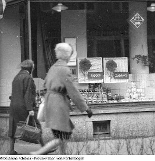 Passanten vor Schaufenstern