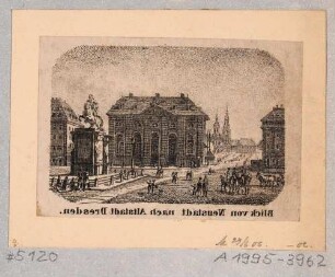Die Neustädter Wache (Blockhaus) auf dem Neustädter Markt in Dresden, im Vordergrund das Reiterstandbild August II. (Goldener Reiter), seitenverkehrt