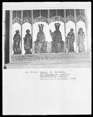 Schnitzaltar mit Marienkrönung und vier Aposteln