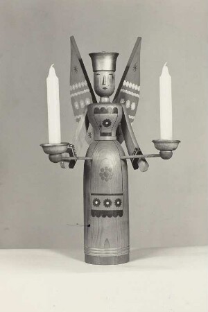 Engel als Lichterträger mit sparsamem Dekor