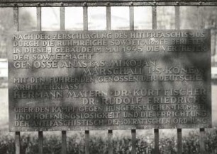 Radebeul-Niederlößnitz. Wackerbarths Ruhe. Gedenktafel für die Beratungen zwischen der sow. Militäradministration u. d. Landesverwaltung Sachsen über den Aufbau einer antifaschist.-demokrat. Ordnung im Mai 1945