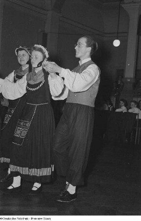 Tänzer in Tracht des Pionierensembles "Julian Marchlewski" der Humboldtschule bei einer Kulturveranstaltung