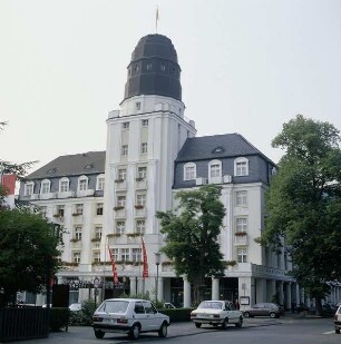 Bad Neuenahr-Ahrweiler. Ostbau des Kurhotels. Ansicht der Eingangsseite