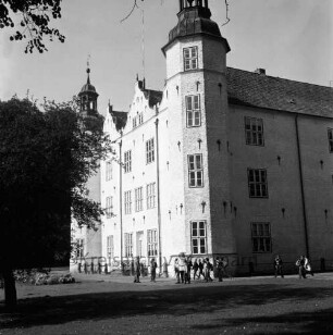 Blick auf Südost-Front: mit Ostturm: davor Schulklasse mit Lehrer bei Besichtigung