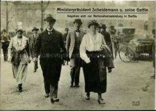 Philipp Scheidemann und Frau auf den Weg zur Nationalversammlung in der Berliner Universität