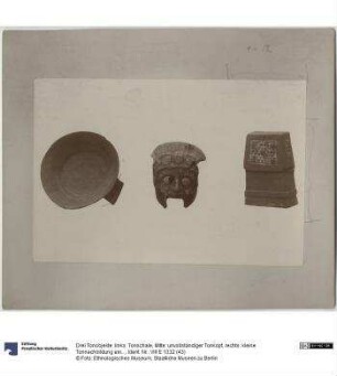 Drei Tonobjekte: links: Tonschale, Mitte: unvollständiger Tonkopf, rechts: kleine Tonnachbildung eines Tempelsakrariums, mit dem Sternhimmelfries