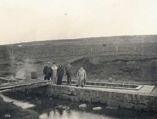 Bei Reykjavík (Island). Touristen beim Besichtigen der Heißen Quellen