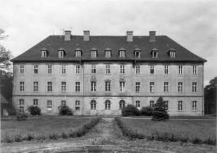 Uhyst. Schloß (Krankenhaus) (1738-1742, Hoffassade A. 20. Jh.). Gartenfront
