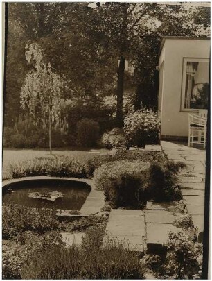 Garten Reinicke, Berlin-Zehlendorf: Wasserbecken und Treppe