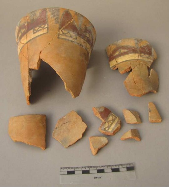 Fragments d'une coupe en terre cuite