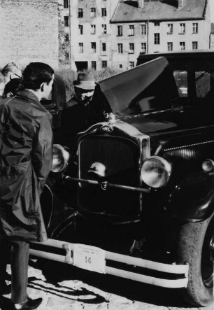Oldtimer und Zuschauer auf der 1. KFZ-Veteranen-Ralley