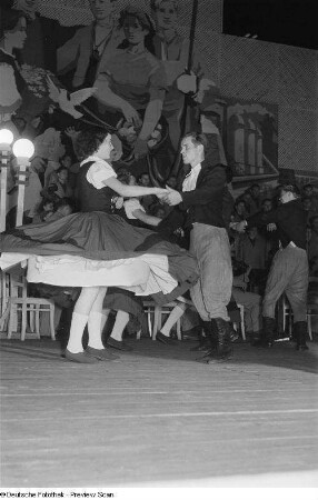 Personen bei einer Tanzvorführung auf der Leipziger Herbstmesse 1954