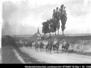 Manöver des 10. Armee-Korps Enthält: Platte 1, berittene Soldaten verlassen ein Dorf, Zuschauer