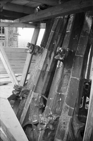 Freiburg: Beschädigte gotische Seitenwand der Pyramide