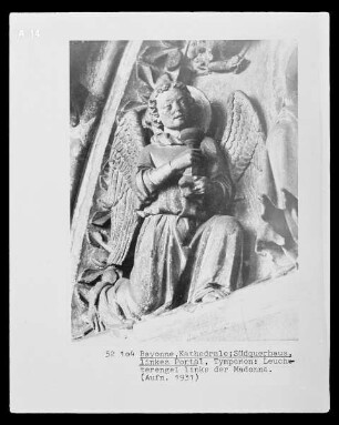 Detail des Tympanonreliefs des linken Portals: Engel