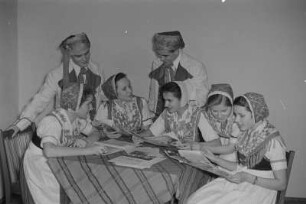 Kulturgruppe des Sorbischen Jugendensembles der Sorbischen Oberschule Bautzen : Kulturna skupina prěnjeje serbskeje kulturneje brigadySerbskeje wyšeje šule w Budyšinje : Bautzen / Budyšin