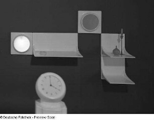 Wandregale, Wandspiegel und Wandlampe : PUR-Regalsystem. Kunststoff (1973; Hochschule für Kunst und Design Halle (Burg Giebichenstein)). Wandregale, Wandspiegel und Wandlampe