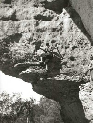 Sächsische Schweiz. Großer Zschand, Schwarze Zinne. Seilschaft Karlheinz Gonda, W. Müller u. a. am Talweg. (VIIc)