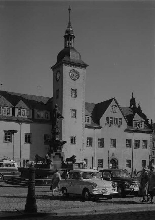 Freiberg. Blick zum Rathaus, mit Brunnendenkmal mit dem Standbild des Stadtgründers, Otto dem Reichen