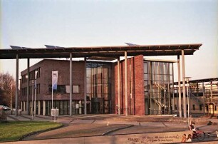 Mommsenstraße 14 (Gebäude F): Südwestfassade mit Eingang, davor Bahnhofsvorplatz
